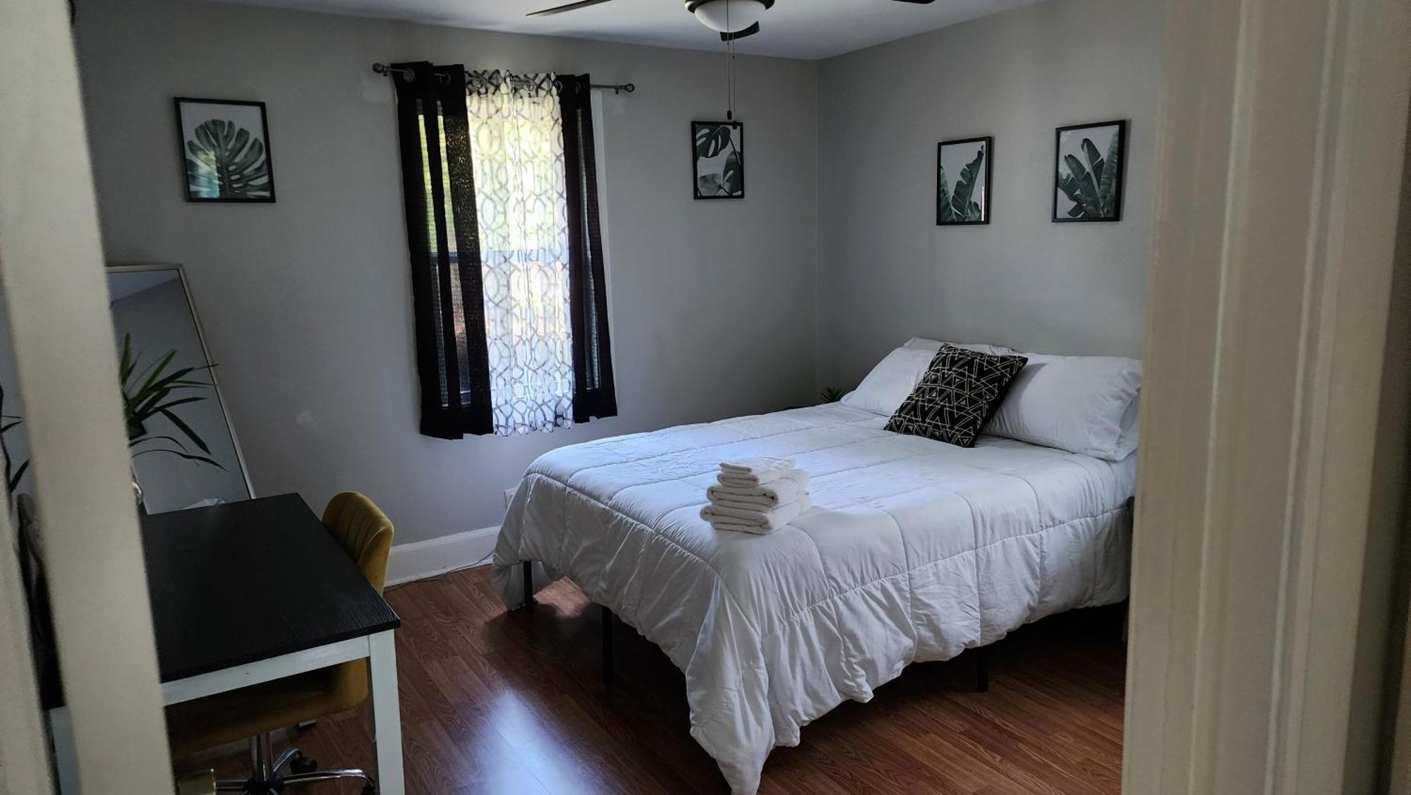 Hangout By Firepit Near Usc With Pet Holiday home *