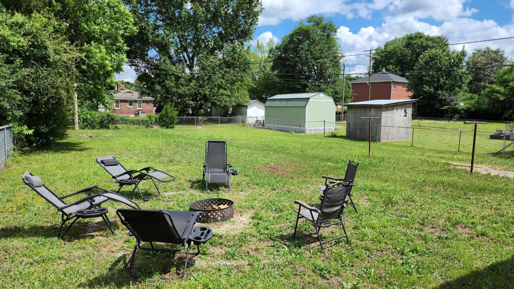 Hangout By Firepit Near Usc With Pet Holiday home